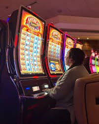 Meja roulette dengan berbagai opsi taruhan di platform dewahk
